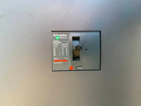 Plaque signalétique avec les spécifications techniques du générateur AKSA Iveco NEF 136